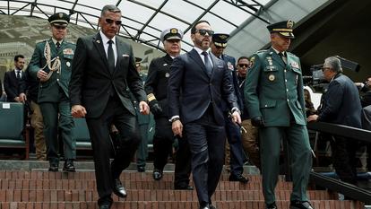 Le président colombien Abelardo De La Espriella marche aux côtés du ministre de la Défense Jorge Eduardo Mora et du commandant des forces militaires colombiennes, le général Erik Rodriguez, le 26 août 2026.