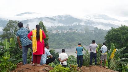 Des personnes constatent la destruction après les crues éclair et un glissement de terrain, à Trishuli, dans le district de Nuwakot au Népal, le 30 août 2026.
