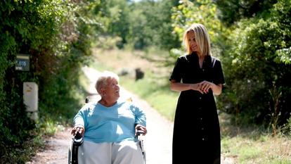 Mimie Mathy ne s’était jamais vraiment montrée en fauteuil roulant au grand public. L’humoriste de 69 ans a donc choisi le portrait d’Audrey Crespo-Mara pour se dévoiler au naturel.