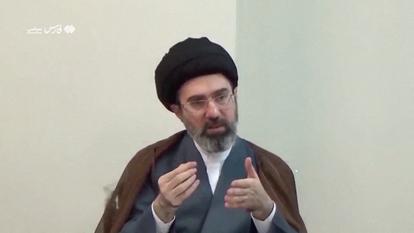 Une image fixe extraite d’archives non datées diffusées par les médias iraniens le 24 août 2026 montre Mojtaba Khamenei assistant à une réunion avant sa prise de fonction en tant que guide suprême de l’Iran, dans un lieu inconnu.