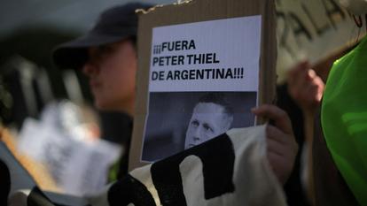Un manifestant brandit une pancarte « Peter Thiel, rentre chez toi », à Buenos Aires, en Argentine, le 29 août 2026.