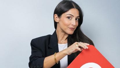 Agathe Lambret a posté une série de photos, dont une où elle tient le logo de l’émission de France 5.