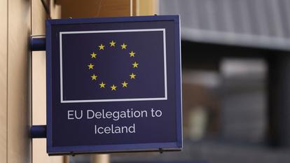Un signe de l’UE devant leur bâtiment de délégation avant un référendum sur la question de savoir si l’Islande devait reprendre les négociations d’adhésion avec l’Union européenne, à Reykjavik, le 29 août 2026.