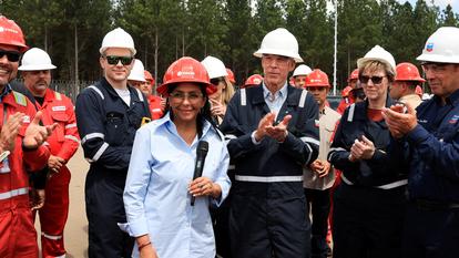 La présidente par intérim du Venezuela, Delcy Rodriguez, le secrétaire américain à l’Énergie, Chris Wright, et la chargée d’affaires américaine au Venezuela, Laura Dogu, au Venezuela, le 12 février 2026.