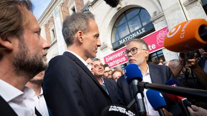 Raphaël Glucksmann, président de Place publique et candidat à l’élection présidentielle, aux côtés d’Olivier Faure, premier secrétaire du Parti socialiste et lui aussi candidat, lors du congrès d’été du PS à Blois, le 28 août.
