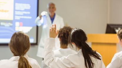Les bac + 5 et bac + 8 dans des universités des métiers doivent permettre de former une élite technique locale et de favoriser les progressions professionnelles.