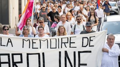 Une marche blanche, le 7 septembre 2025, à Aurillac (Cantal), en hommage à Caroline Grandjean-Paccoud, une directrice d’école victime d’homophobie qui s’est suicidée le jour de la rentrée.