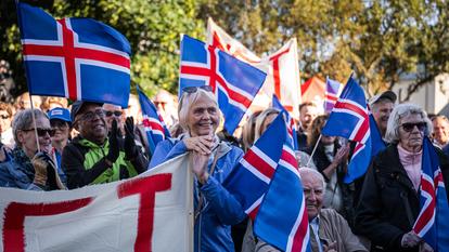 Des partisans du « non » au référendum durant la campagne, à Reykjavik, le 27 août 2026.