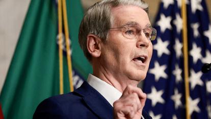 Le secrétaire au Trésor américain Scott Bessent s’exprime lors d’une conférence de presse au ministère du Trésor à Washington, D.C., États-Unis, le 24 août 2026.