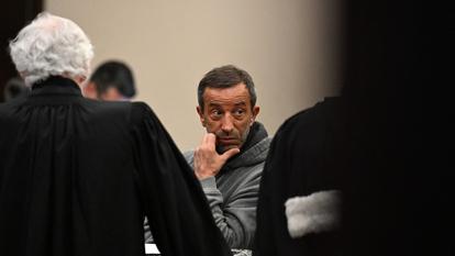 Antonio Ferrara, un braqueur français condamné, arrive au palais de justice de Bruxelles le 30 mars 2026 pour une audience visant à fixer le calendrier de son procès.