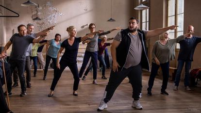 Patrick Timsit, Thierry Lhermitte, Michèle Laroque et Isabelle Nanty dans Alors on danse, sur TF1.