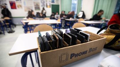 Depuis deux ans, les élèves du lycée général et professionnel Joseph-Loth de Pontivy, en Bretagne, déposent leur téléphone dans des boîtes prévues à cet effet avant le début de chaque cours et au moment de déjeuner.