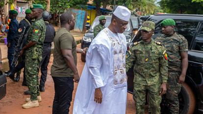 Le président de transition de la Guinée-Bissau, le général Horta N’Tam, quitte le bureau de vote lors du référendum constitutionnel, à Bissau, le 30 août 2026.