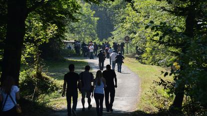 De nombreux journalistes se rendant sur les lieux de la tuerie de Chevaline le 7 septembre 2012.