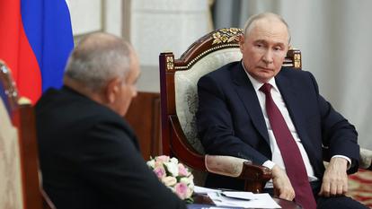 Vladimir Poutine et Nikol Pashinyan s’entretiennent en marge du sommet de l’Organisation de coopération de Shanghai (OCS) à Bichkek, le 1er septembre 2026.