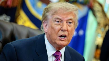 Donald Trump a félicité les entreprises qui envisagent de renoncer à leur remboursement de droits de douane par l’Administration, imposé par la justice américaine.