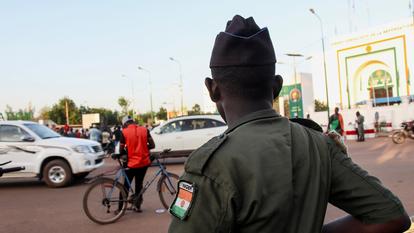 Un agent de sécurité monte la garde après l’attaque menée par des mutins contre l’aéroport et la présidence à Niamey, au Niger, le 29 août 2026.