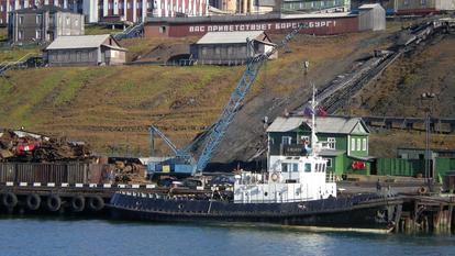 Le port de Barentsburg, en Norvège, dans lequel un bateau de croisière russe saisi va être stocké.
