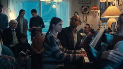 La famille Georghiu dans Fjord, de Cristian Mungiu, qui a remporté pour la seconde fois une palme d’or à Cannes.