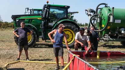 Alors que les ministères annoncent un délai supplémentaire de concertation, les agriculteurs déplorent leur situation critique et attendent le contenu du plan d’aide annoncé par le gouvernement.