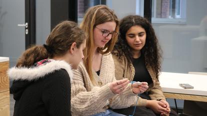 Des filles dans l’équation sur France.tv.