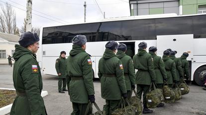 Des soldats russes s’apprêtent à monter dans un bus après leur cérémonie de prestation de serment, en novembre 2024, à Rostov-sur-le-Don.