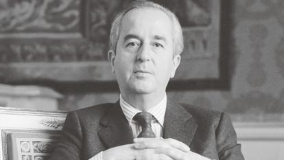 Édouard Balladur, ministre de l'économie et des finances, dans son bureau du ministère à Paris en octobre 1986.