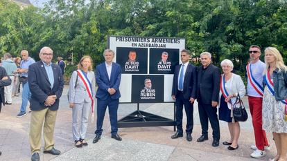 Les présidents du CCAF et des représentants municipaux devant l’exposition des portraits des otages arméniens, 02/09/2026