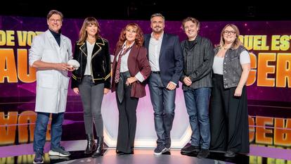 Olivier Minne entouré (de g. à dr.) du Dr Steven Laureys, la comédienne Sandrine Quétier, la chanteuse Julie Piétri et les humoristes Alex Vizorek et Lola Dubini dans «Quel est l’âge de votre cerveau ?» sur M6.