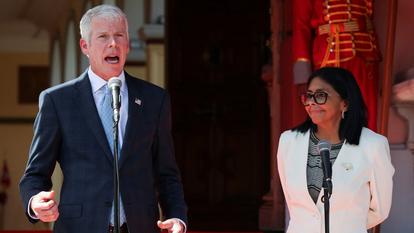 Le secrétaire américain à l’Énergie, Chris Wright, et la présidente par intérim du Venezuela, Delcy Rodriguez, au palais de Miraflores à Caracas, Venezuela, le 2 septembre 2026.