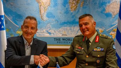 Le directeur général du ministère israélien de la Défense Amir Baram et son homologue grec Ioannis Bouras signent un contrat à 3 milliards de dollars.