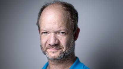 Le dessinateur reconnaît avoir « été surpris par le contraste entre la violence que représentent l’enfermement et la routine et le ronronnement de la vie en prison, où les journées sont toutes les mêmes ».