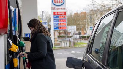 Une automobiliste fait le plein de carburant.