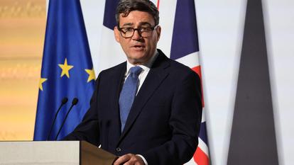 Le premier ministre britannique Andy Burnham prononce un discours lors d’un événement de présentation de l’exposition consacrée à la Tapisserie de Bayeux, au British Museum de Londres, le 2 septembre 2026.