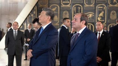 Les présidents égyptien, Abdel Fattah al-Sissi, et chinois, Xi Jinping, visitent le Grand Musée égyptien (GEM) lors de la visite officielle de Xi en Égypte, le 2 septembre.