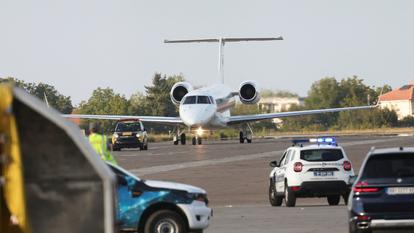 L’avion transportant le corps du Serbe bosniaque Ratko Mladic, ancien général condamné pour génocide en Bosnie, atterrit de La Haye à Belgrade, Serbie, le 3 septembre 2026.