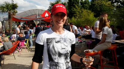 Réunion des fans de Celine Dion les Red Heads avant le concert de l'artiste à Bercy à Paris le 24 juin 2016 .