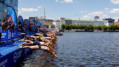Des athlètes participent au triathlon d’Hambourg, le 11 juillet 2026.