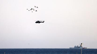 Un hélicoptère et un navire opèrent près de la zone où un bateau de passagers a chaviré au large de la côte de Kyrenia, dans le nord de Chypre, le 31 août 2026.