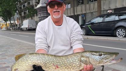 Jean-François pose avec un brochet de plus d’un mètre.