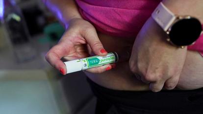 Une personne s’injecte du Zepbound, un médicament contre l’obésité, à base de tirzépatide. Il est commercialisé en France sous le nom de Mounjaro.