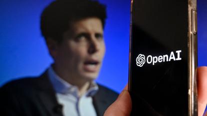 Le logo d’OpenAI avec en fond le visage de Sam Altman, patron de l’entreprise.