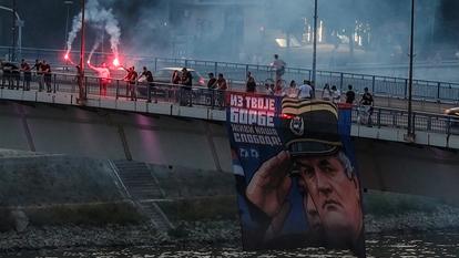 Des partisans du général Ratko Mladic brandissent son portrait et allument des fumigènes sur le pont Varadin, à Novi Sad, en Serbie, le 27 août.
