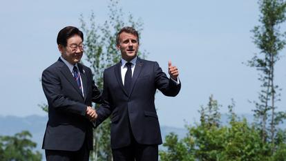 Le président français Emmanuel Macron et le président sud-coréen Lee Jae Myung lors du sommet du G7, à Évian-les-Bains, France, le 16 juin 2026.