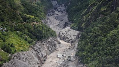 La vague de crue a avalé la vallée en quelques minutes, à une vitesse dépassant parfois les 30 mètres par seconde.