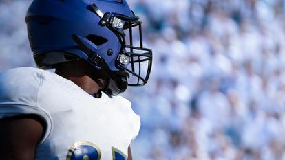 Les protections, comme ici un casque porté par tous les joueurs de football américain, n’empêchent pas le cerveau d’être endommagé par des chocs répétés, même de faible intensité, contre la boîte crânienne.