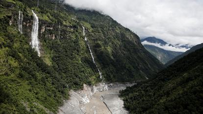 Les stigmates de la coulée de boue sont toujours visibles neuf jours après le drame dans l’Himalaya.