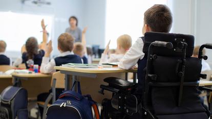 des dizaines de milliers d’enfants se voient accorder par la MDPH des heures d’accompagnement que l’Éducation nationale est incapable de pourvoir, faute de personnel recruté et payé décemment.»