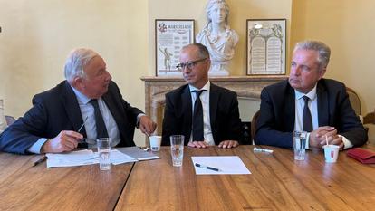 Le président du Sénat Gérard Larcher (à gauche) est venu vendredi en soutien du sénateur LR Laurent Burgoa, ici en compagnie de Philippe Gras, maire de Codognan (au centre).