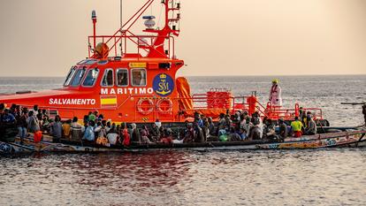 Un « cayuco » sénégalais transportant 136 migrants arrive au port de La Restinga, sur l’île canarienne d’El Hierro, le 28 novembre 2024, après avoir été secouru en mer